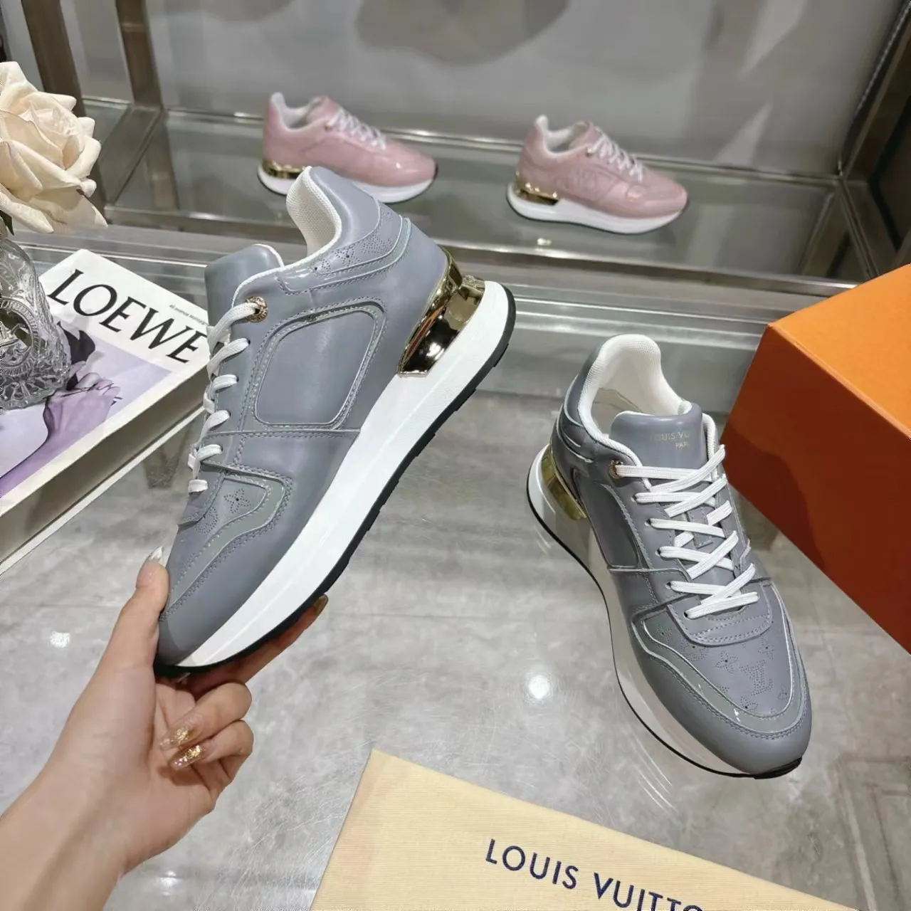 [L Family] P: 760💰Size 35-42 for women, 39-46 for men, (41.42 for women, 45.46 for men, customized) .LV Donkey Brand 🔥🔥LOUIS VUITTON Louis Vuitton's official website synchronizes the 2025 autumn and winter couple's models, which are now on the market, this Neo Run Away sneakers are inspired by running shoes, integrating LV's iconic must-have shoes into the trend. This version is a 1:1 replica of the original version. It is made of two-tone calfskin to highlight its simple lines and unique wedge outsole. Key details include the LV initials on the side and an engraved gold heel stabilizer on the back plus a 2cm hidden insole.
